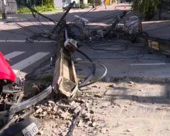 Carro derruba dois postes e causa destruição em avenida de João Pessoa