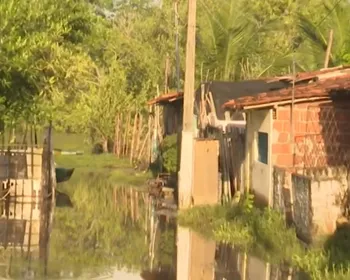 Casas de comunidade ribeirinha são alagadas após aumento do nível do rio, em Bayeux