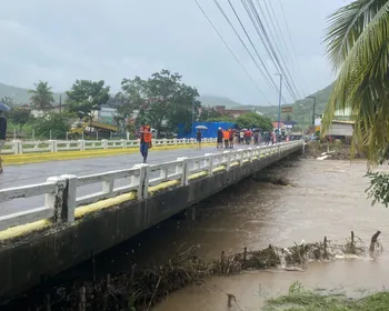 Chuvas na PB: rio transborda, ponte é interditada e moradores ilhados; vídeo mostra transtornos