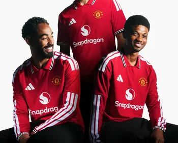 Com Matheus Cunha como modelo, Manchester United lança novo uniforme para a temporada 2026/2027