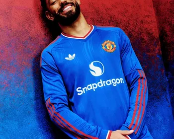 Com Matheus Cunha de modelo, Manchester United lança uniforme azul para temporada 2026/27