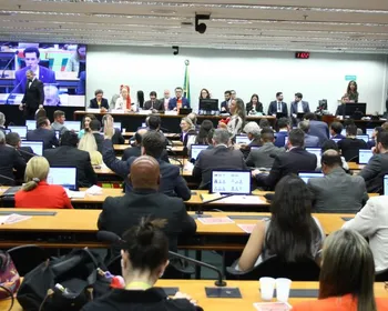 Comissão da Câmara aprova fim da escala 6x1 e a redução da jornada para 40 horas semanais