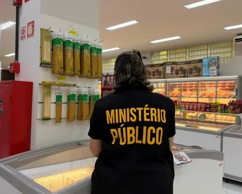 Dois supermercados são autuados por vender produtos vencidos, em Santa Luzia