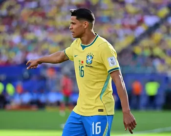 Douglas Santos foi o 2° jogador que mais correu na estreia da Seleção na Copa; veja ranking