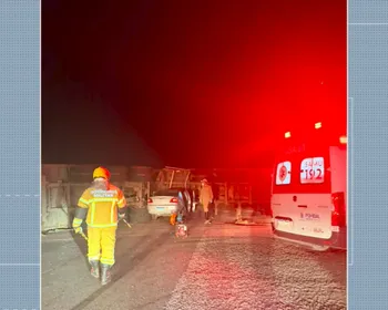 Duas pessoas morrem após acidente entre carreta e carro na BR-230, em Pombal