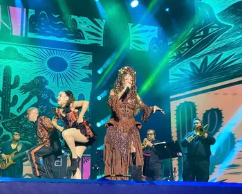 Elba Ramalho reafirma lugar de símbolo do São João em show de Campina Grande