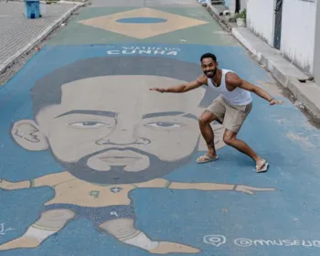 Em meio ao destaque pós-Copa, Matheus Cunha curte férias no Nordeste e recebe carinho dos fãs
