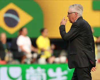 Enquanto o Brasil abraça o acaso, o futebol exige cada vez mais trabalho