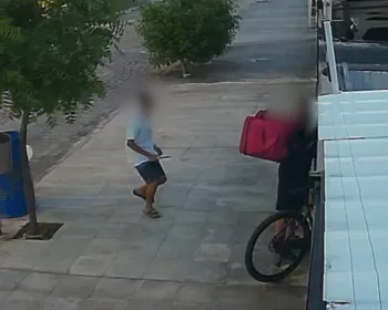 Entregador implora de joelhos, mas tem bicicleta e celular roubados em João Pessoa; VÍDEO