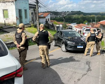 Suspeitos de roubar carro são baleados em confronto com a Polícia Militar, em João Pessoa
