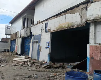 Marquise desaba e prédio é interditado pela Defesa Civil em Campina Grande