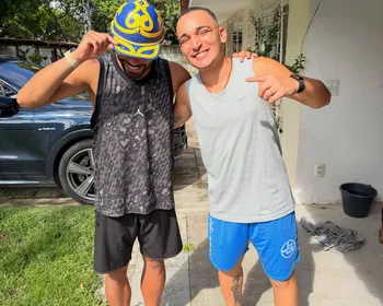 Matheus Cunha ganha chapéu de presente de João Gomes com as cores da Seleção