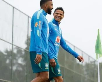 Medo de voar? Douglas Santos se apresenta à Seleção de carro
