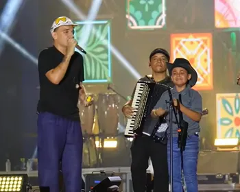 Menino de 9 anos realiza sonho ao tocar com João Gomes em Santa Luzia: 'Não imaginava'; VÍDEO