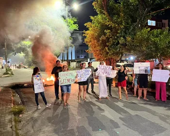 Moradores do Novo Milênio fazem protesto após serem afetados por fortes chuvas, em João Pessoa