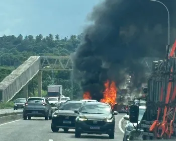 Moradores protestam e bloqueiam ruas em João Pessoa após morte de jovem em operação policial