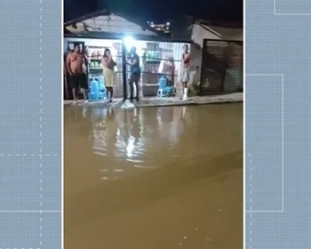 Moradores têm casas alagadas em Campina Grande após obra em açude em Puxinanã