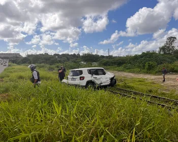Motorista fica ferido após colisão entre carro e trem em João Pessoa