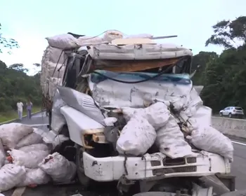 Motorista morre em colisão entre caminhão e carreta rebocada de ré na BR-101, em Santa Rita