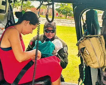 Mulher dá à luz em comunidade isolada por chuvas e é resgatada de helicóptero na PB