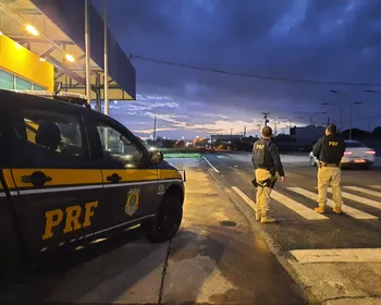 Mulher é presa suspeita de transportar 8 kg de droga dentro de ônibus na BR-230, em Cajazeiras