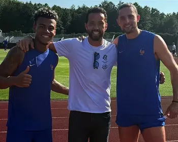 Nenê é tietado por jogadores da França antes de duelo contra Marrocos, pela quartas da Copa 2026