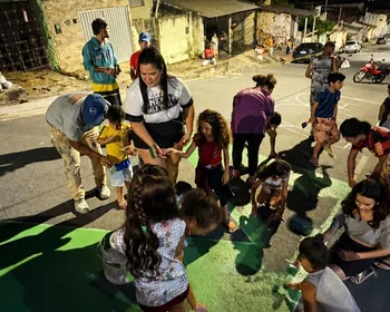 Pintura de rua para a Copa do Mundo reúne moradores em Campina Grande: 'Nostalgia total'