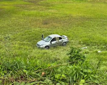 Quatro pessoas ficam feridas após carro capotar na BR-230, em Santa Rita