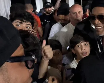 Ronaldinho Gaúcho encontra sósia paraibano durante festa em Sousa; veja vídeo