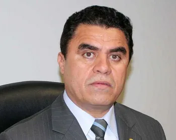 Santiago pagou mais de R$190 mil de cota parlamentar para alugar carros em empresa dos sobrinhos