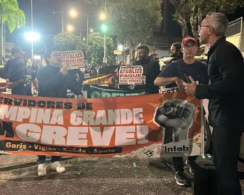 Servidores em greve fazem protesto na noite de abertura do São João de Campina Grande
