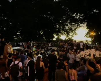 Sob escolta policial, corpos de jovens mortos em ataque a tiros são enterrados, em João Pessoa