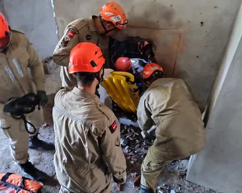 Trabalhador de obra fica ferido após cair em fosso de elevador, em João Pessoa