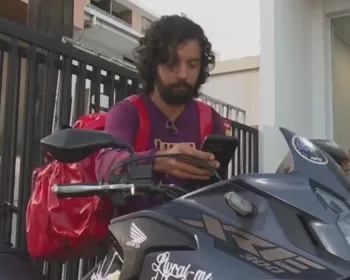 Uso do celular no trânsito aumenta riscos para motociclistas por aplicativo e entregadores