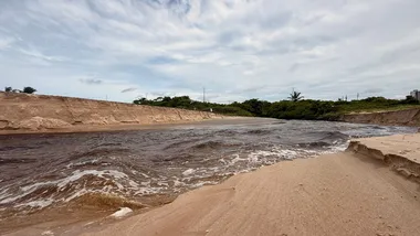 'Enxurrada' de água escura com mau cheiro é registrada desaguando em praia da Grande João Pessoa