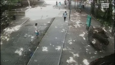 Novas imagens mostram jovem antes de entrar no recinto de leoa na Bica; VÍDEO