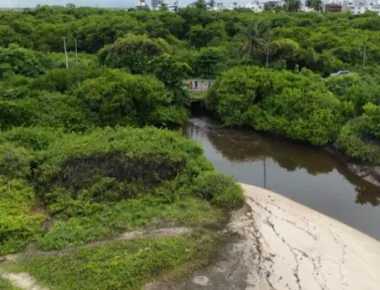 Água escura e com mau cheiro é coletada para análise após desagua em praia da Grande João Pessoa