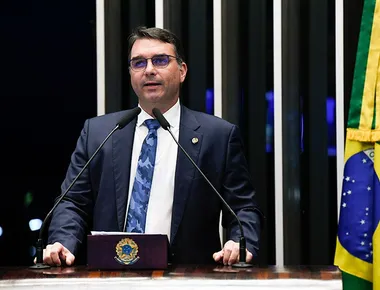 Flávio descumpre ordem de Moraes, não entrega passaporte e aumenta rumor sobre fuga para os EUA