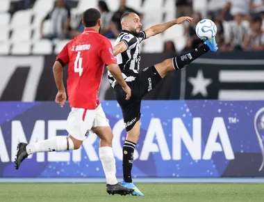 Arthur Cabral entra no 2° tempo e "salva" Botafogo na Copa Sul-Americana