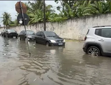 Chuvas causam alagamentos e afetam o trânsito em João Pessoa