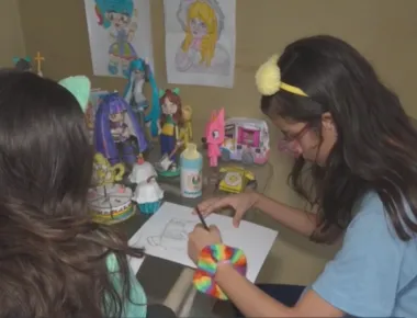 Gêmeas desenhistas ilustram paredes de escola em Campina Grande