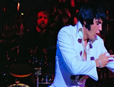 Lixo branco, Elvis Presley ressuscitou dos mortos em 2026