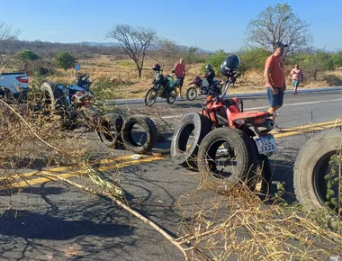 Trânsito na BR-230, em Cajazeiras, é retomado após manifestação por distruição de água