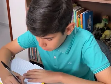 Menino de 12 anos publica livros infantis e diz ter amor pela leitura inspirado pela mãe