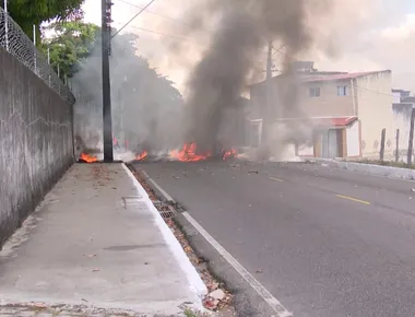 Moradores protestam após morte de jovem baleado em ação da Polícia Militar, em João Pessoa