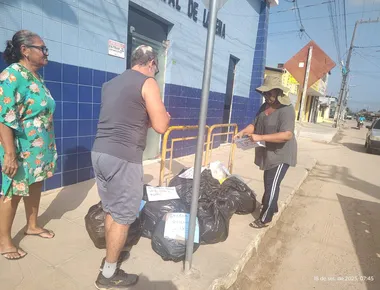 Sem coleta regular, moradores levam lixo para porta de prefeitura da Paraíba em protesto