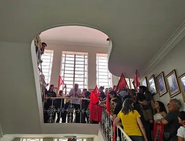 Servidores ocupam gabinete do prefeito por atrasos nos salários em Campina Grande