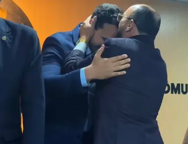 Aliado de Efraim, presidente da Câmara de Campina cumprimenta Lucas com beijo na testa