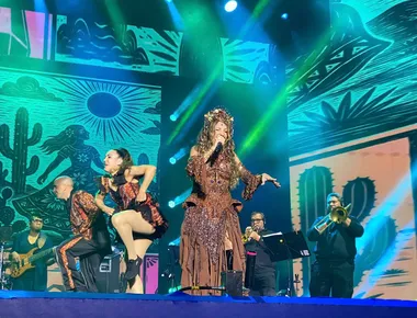 Elba Ramalho reafirma lugar de símbolo do São João em show de Campina Grande