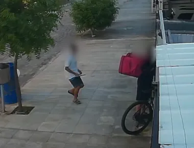 Entregador implora de joelhos, mas tem bicicleta e celular roubados em João Pessoa; VÍDEO